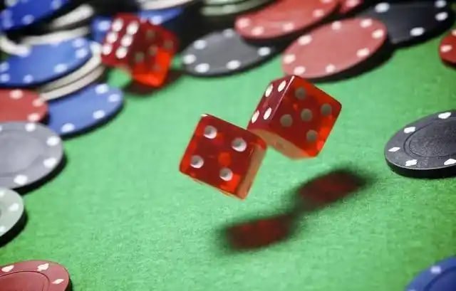 Live Sic Bo betting interface and dealer feed